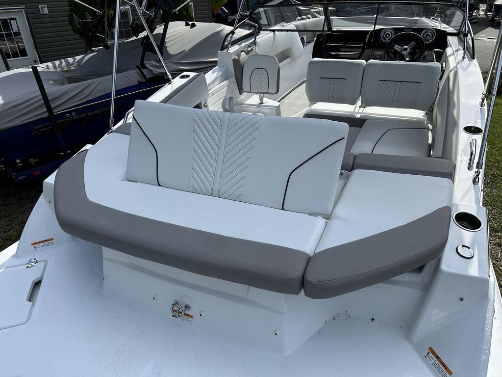 2024 Glastron GTD 245 W/MERCRUISER 6.2L
