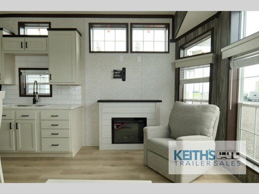 8925 38180 28121603 Fairmont Country Manor 148033