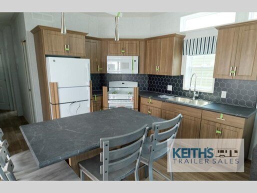 8925 39528 27650934 General Coach Manor Series Melrose