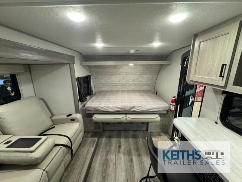 2025 Coachmen RV Catalina Summit Series 7 184RBS