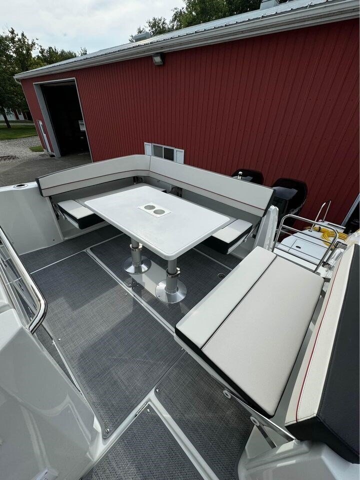 9489 663239 23328739 Jeanneau Leader 105 Cc